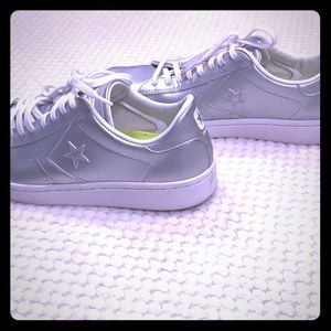 Women’s converse leather sneakers 9.5